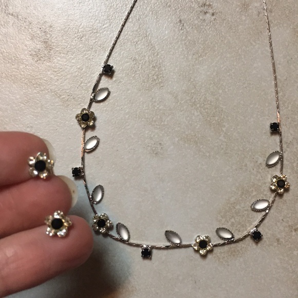 Vintage Jewelry - Crystal Flower Necklace Earrings Jewelry Set